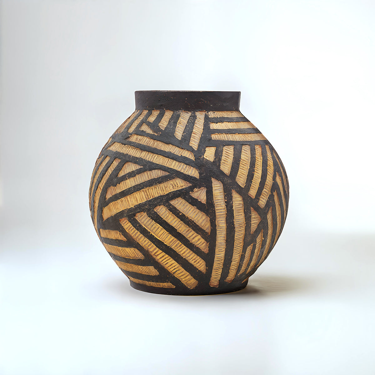 Darnell Round Natural And Black Planter